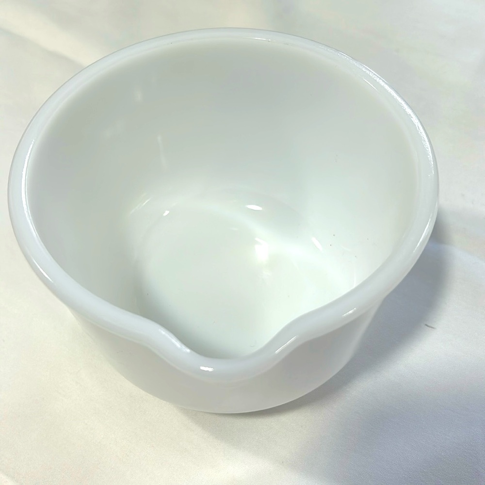 Sunbeam glass bake bowl with pour spout